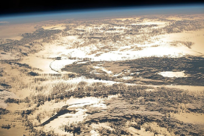 Солнце отражается от поверхности океана. Вид из космоса / NASA.