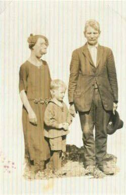 Грейс с сыном Элмером и мужем