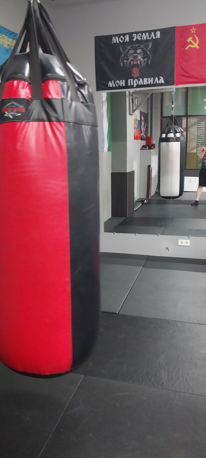 Эта груша вчера у меня летала от ударов.Хотя я слабо бил.