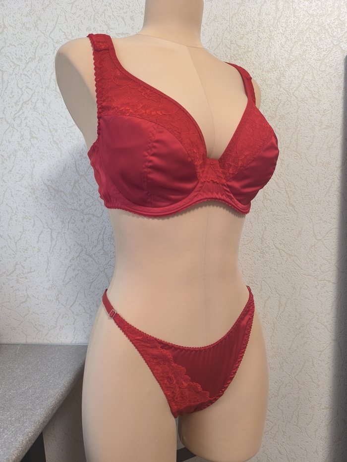 И снова красный комплект нижнего белья. Да ещё и для пышной груди
