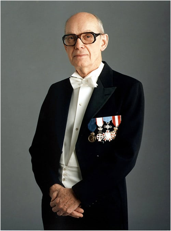 Этот красивый старик будто хочет сказать: А вы так сможете?