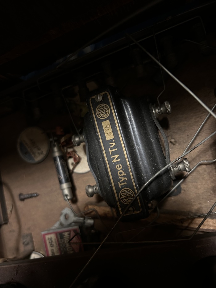 Послал мне Бог в этот раз такой деревянный ящик с четырьмя лампами (маркировки на двух абсолютно для меня не читаемы), буду рад если специалисты радиолюбители подскажут что это. На одной из деталей стоит название фирмы Saba. Спасибо