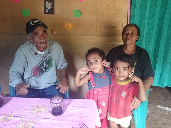 Юсуп с женой и внуками