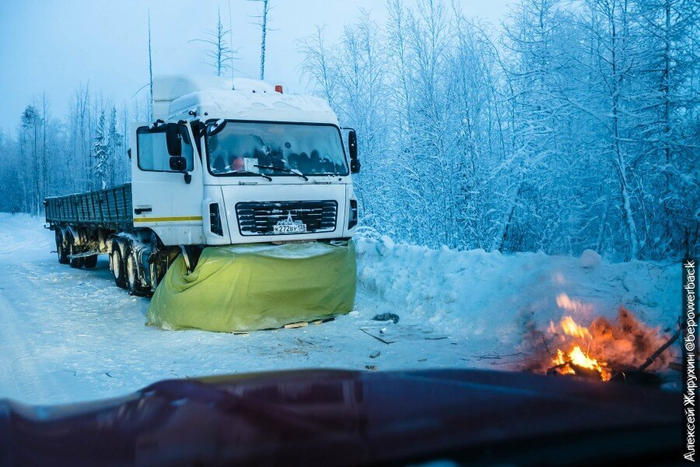 Ремонт в мороз: костер как единственный шанс.