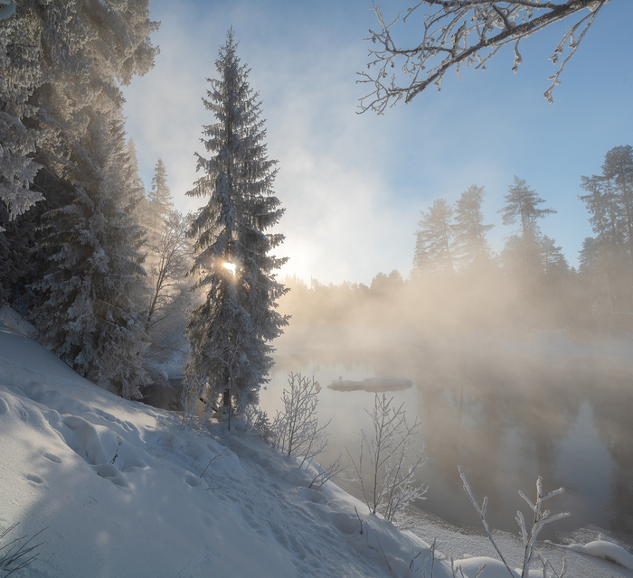 Морозное утро у теплого озера