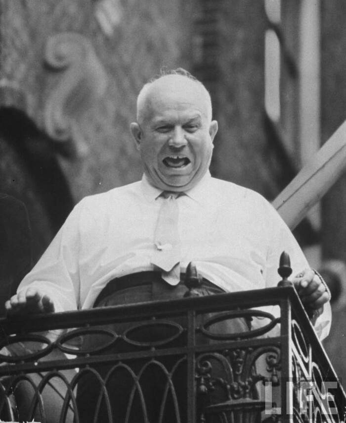Никита Хрущев на балконе резиденции советской делегации.