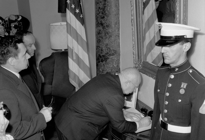 США. 20 сентября 1959 г. Первый секретарь ЦК КПСС Никита Сергеевич Хрущев делает запись в книге почетных гостей. Сзади— вице-президент Ричард Никсон и министр иностранных дел СССР Андрей Андреевич Громыко.