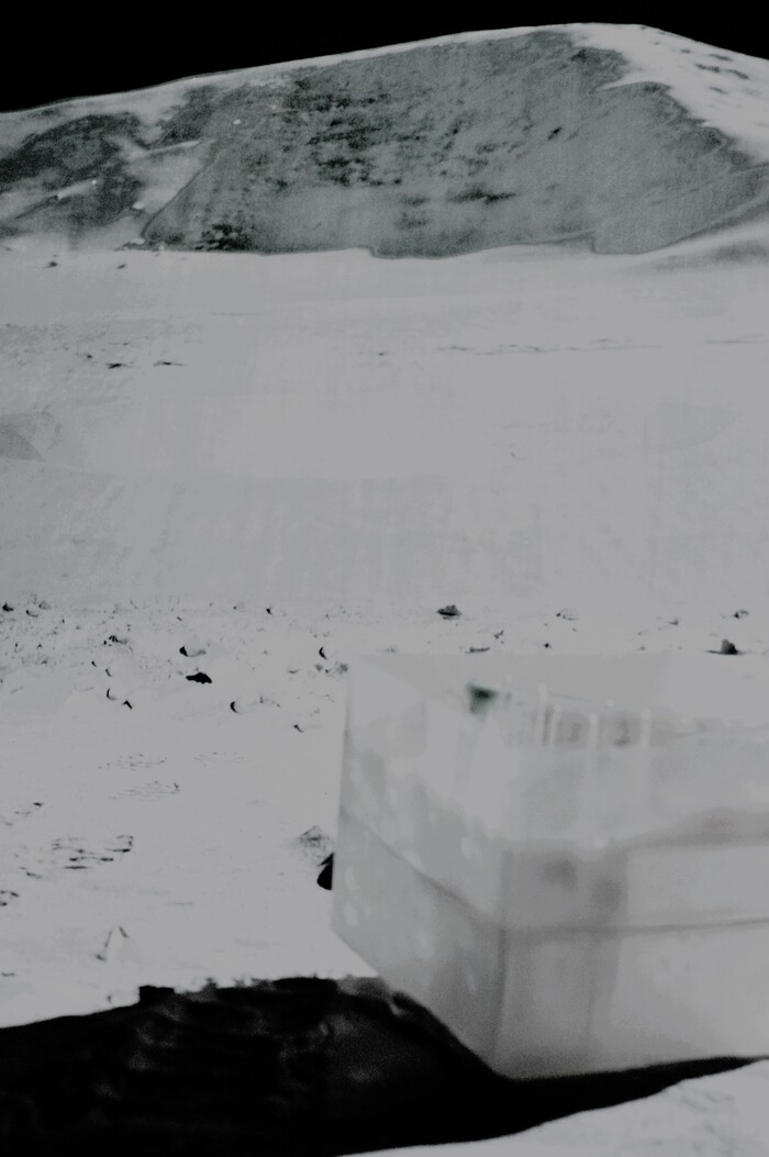 Научное обородуование на поверхности Луны.