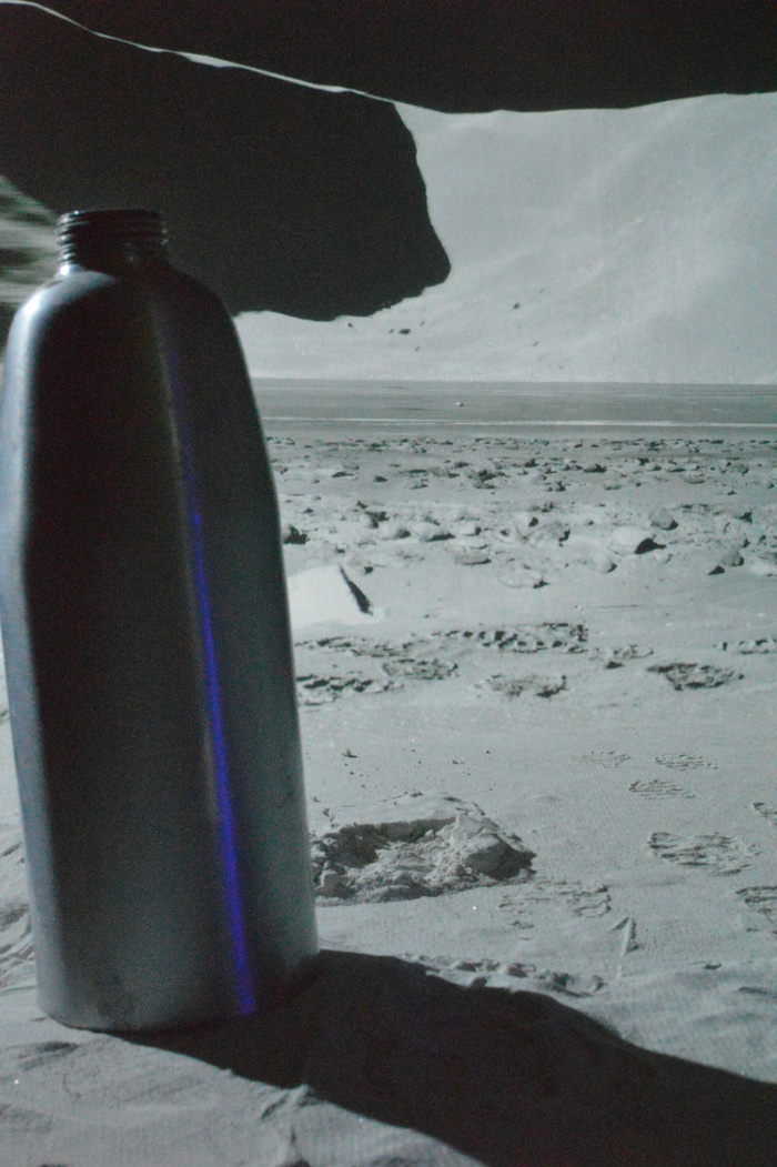 Баллон из под чая на поверхности луны был оставленя астронавтами.