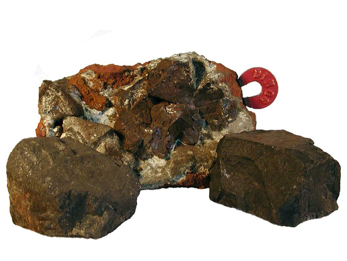 Магнетит с магнитом. Потому что хорошо магнитится.