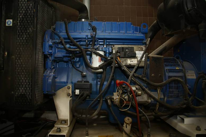 Комната, в которой он стоит, снабжается специальной вентиляцией вытяжного типа. Работает она от общей энергосистемы, то есть от этого же дизеля