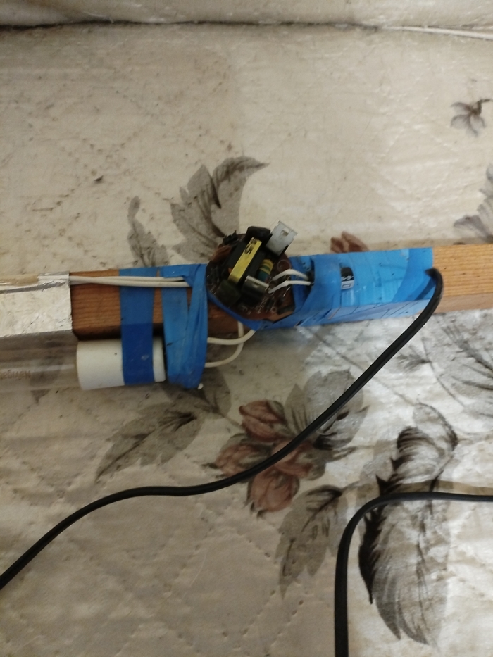 Вот такая штука, чтобы лампа светила правильно, но это просто я колпачок сняла, чтобы вам видно было.