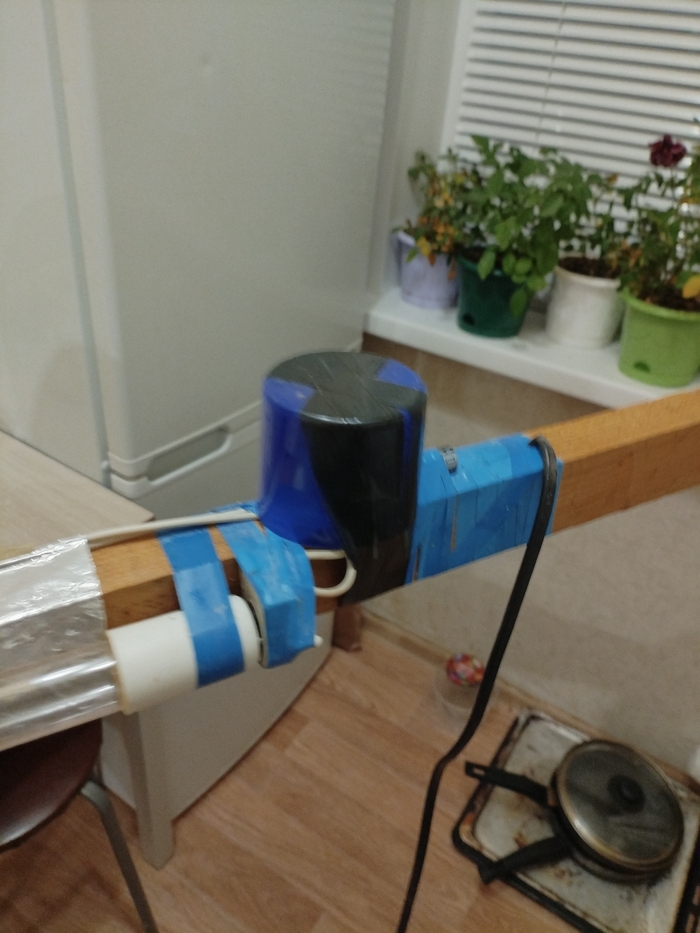 Колпачок назад поставила. Синяя изолента кончилась, поэтому прикрутила, какой было. Была чёрная. Колпачок этот, он от освежителя воздуха.