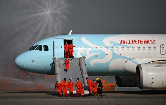Аварийно-спасательные учения в аэропорту китайского Ханчжоу//Фото: VCG/Visual China Group/ТАСС