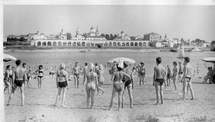 Возможно игра в картошку) Пляж у Кремля Великого Новгорода, на заднем плане - Ярославово Дворище в Великом Новгороде.