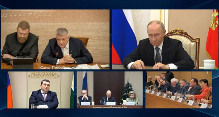 Сокуров в левом верхнем окошке у микрофона