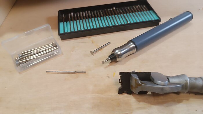 Из обломка пилы с помощью гравера и алмазных шарошек, циклю фигурную для молдингов наколхозил.