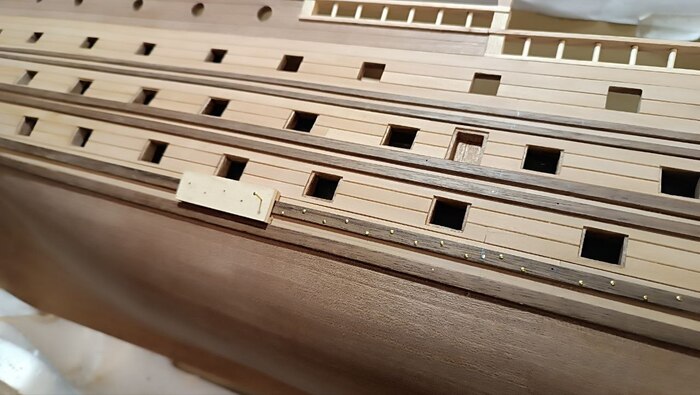 Удачно по небольшой цене на Озоне удалось прикупить латунных гвоздиков от Амати. Правда последние четыре пакетика у продавца было, а у других цена в три раза дороже. Только на нижние бархоуты хватило, выше из своих запасов латунной проволоки сделаю позже.