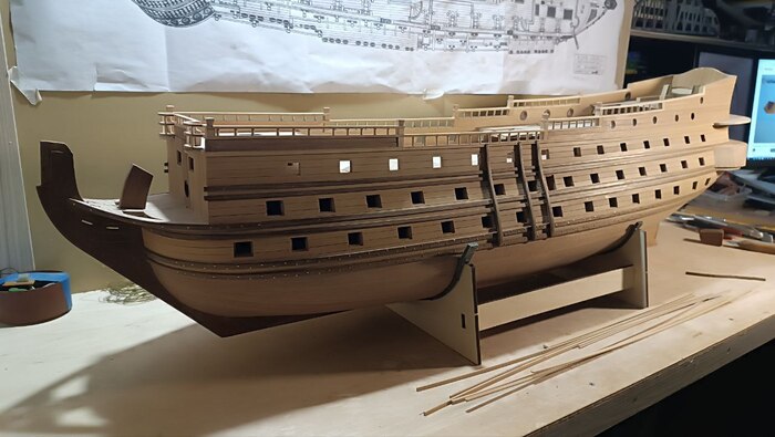 Оглядываясь назад, лучше бы конечно сделать ограждение и планширь из массива розовой груши. В наборе идет сплошной бук, не люблю я его, текстура пятнистая, от перепада влажности частенько коробит и может повести. Но запасы своей груши у меня уже на исходе.