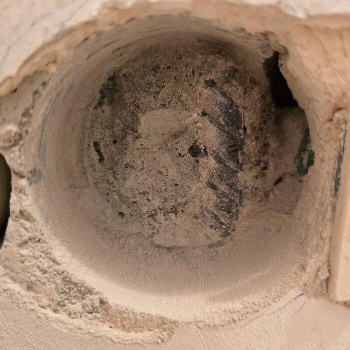 Справа ещё и пустота помимо арматурины. Комбо, короче