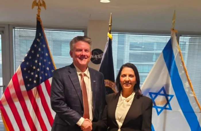 Министр инноваций, науки и технологий Гила Гамлиэль пожимает руку Брайану Хьюзу, руководителю аппарата администратора НАСА. (Фото: любезно предоставлено)