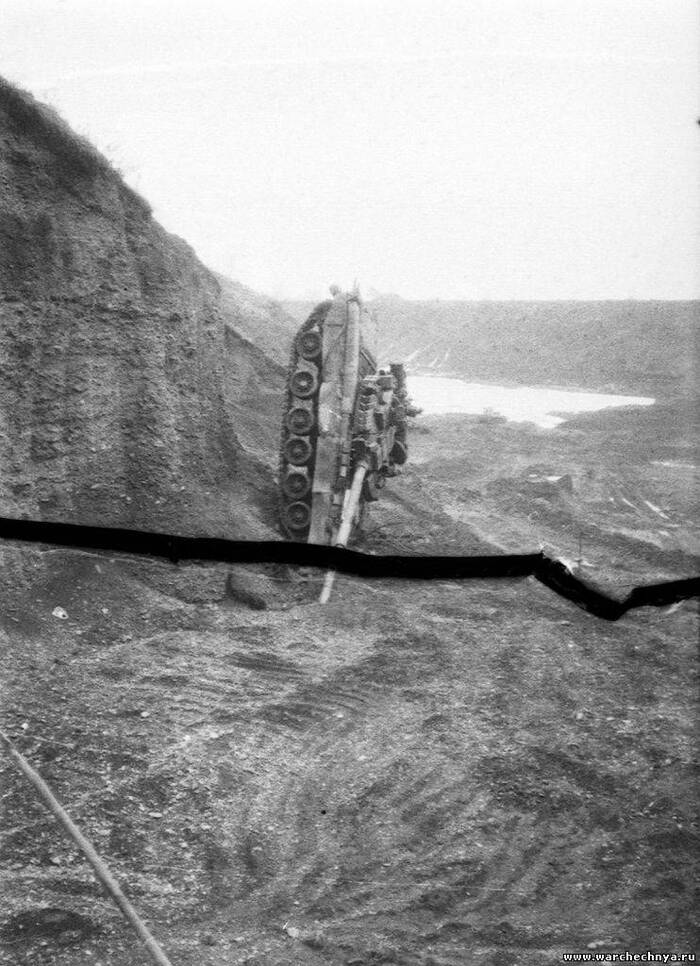 Тот самый "повреждённый" Т-80БВ сошедший с дороги и уткнувшийся в землю стволом. В ходе отхода танкистов из небоеспособной машины погиб наводчик Юрий Сидоренко. Остальные танкисты были ранены, но выжили.