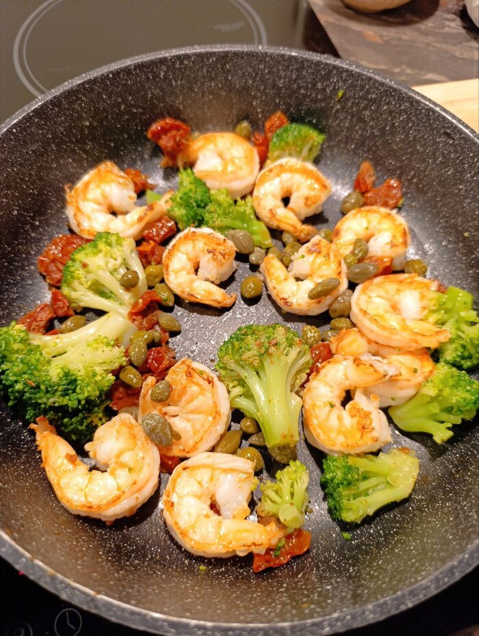 К обжаренным креветосам добавляем : брокколи, вяленые томаты, каперсы, чери (их потом добавил ) и обжариваем минуты 2.