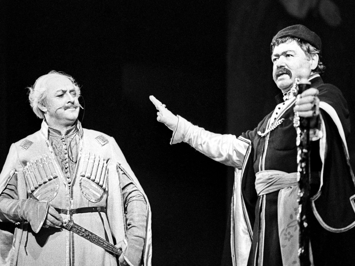 Владислав Стржельчик (слева) в роли князя Пантиашвили и Ефим Копелян в роли Микича Котрянца в спектакле "Ханума". Ленинград, 1972 год