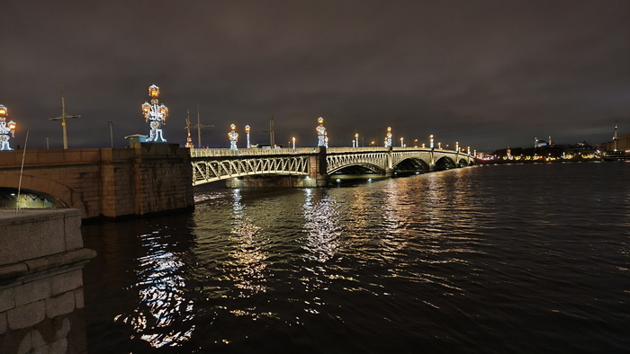 Снято 10 декабря 2025 года в 19:28 со стороны Дворцовой набережной.