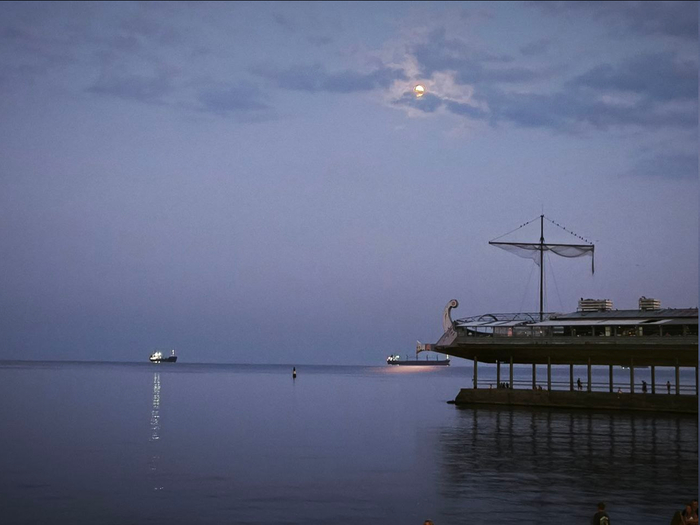 Август. Ялта. Набережная. Луна. Корабль.