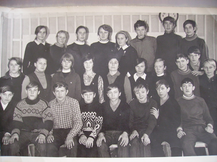 Какая интересная была одежда...прошло более 50 лет а я могу подробно рассказать про каждого как сложилась его судьба