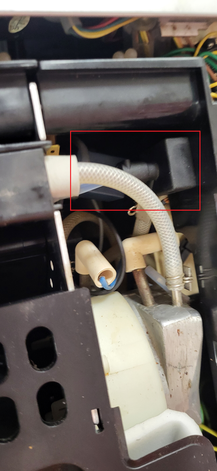 Вон он в глубине притаился.