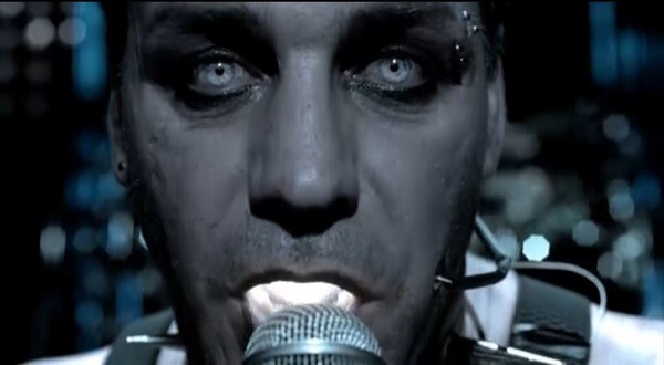 провод сквозь дырку в щеке