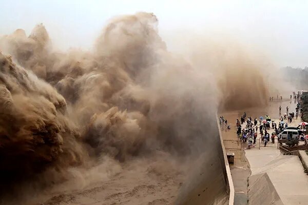 Сброс воды из водохранилища на реке Хуанхэ. Китай.