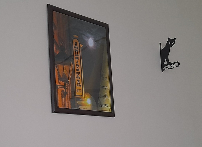 Ещё фонарик декоративный на него повесим. Такой булгаковский кот.