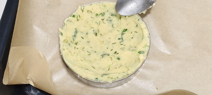 С помощью кулинарного кольца формирую гнездо из пюре с углублением посредине