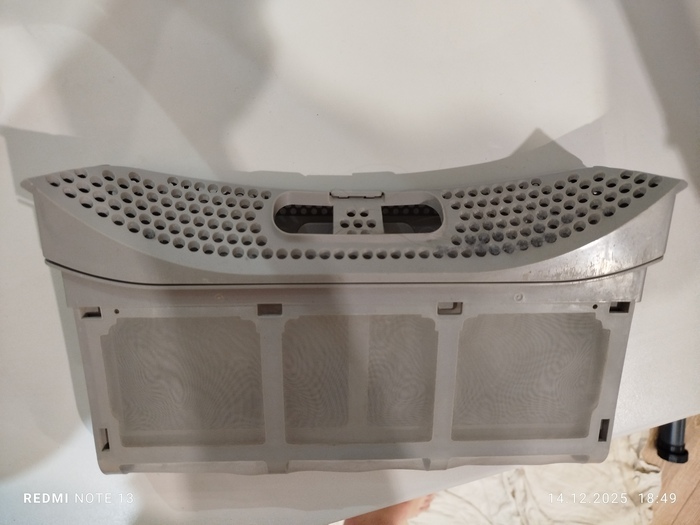 Вот в этой хреновине, внутри лопнула пластмасса, и порвала сеточку, лопнула от того что ее регулярно открывать/закрывать нужно.