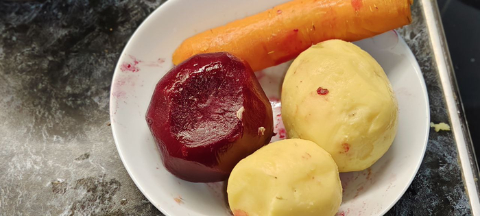 Отваренные овощи очищаю