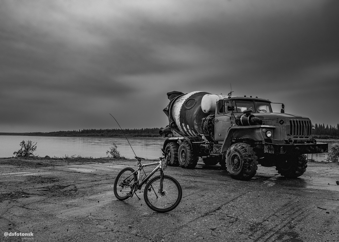 Мой двухколёсный, пристроился в кадр к могучему. После рыбалки на старом причале в Сунтаре.
