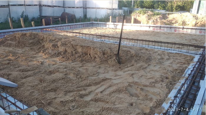 заполнение песком с трамбовкой.