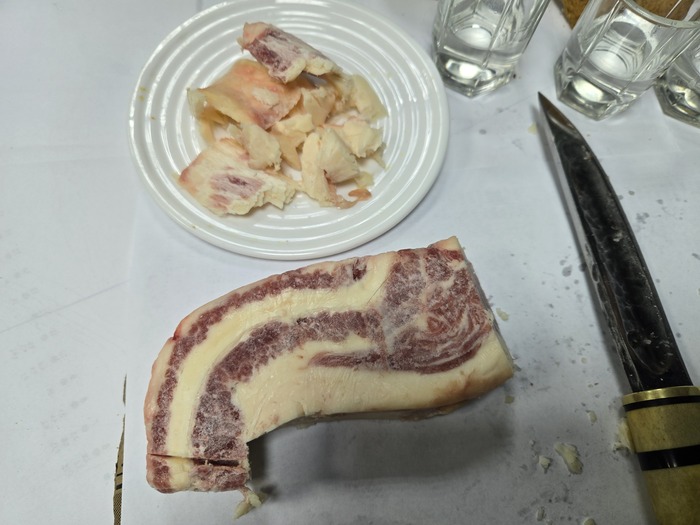 Тут только с балкона занесли, а на балконе минус 40 - так что толком не строгается ещё, скорее крошится.