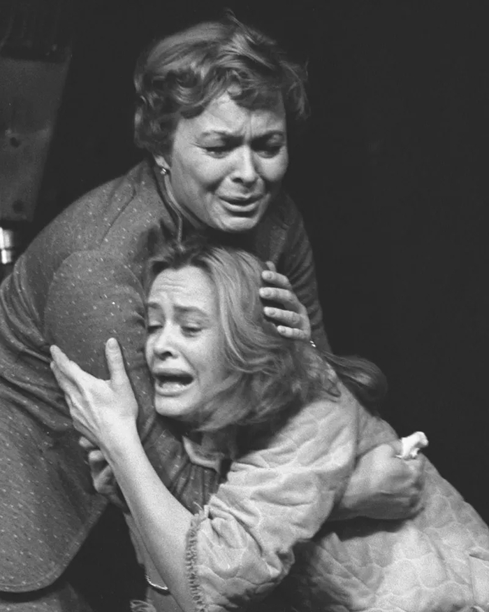 Марина Неелова в роли Вали, Елена Козелькова в роли матери Вали в спектакле театра "Современник" "Валентин и Валентина", 1977 год