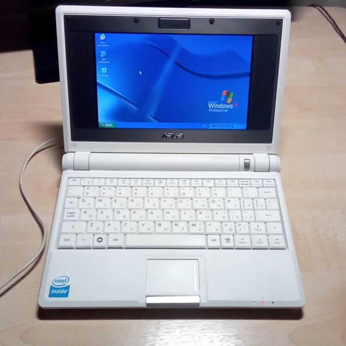 Картинка из интернета. Мой почти такой же, только с чёрной клавиатурой. Собран из двух разных eeepc