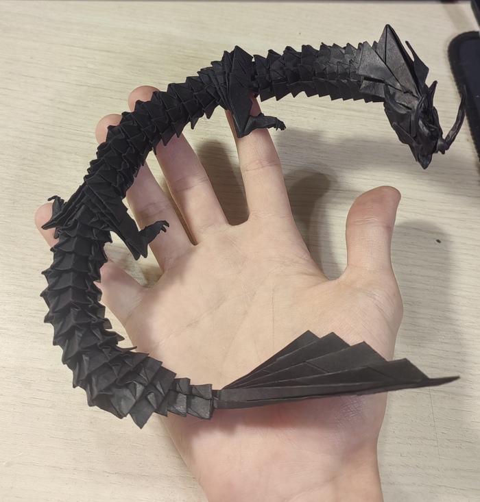 Дракон состоит из 7 частей - голова, три одинаковых тела, две пары лап, хвост. На данную модель ушло примерно 8 часов времени (хоть дракон и делается отдельными частями, их нельзя назвать столь простыми).