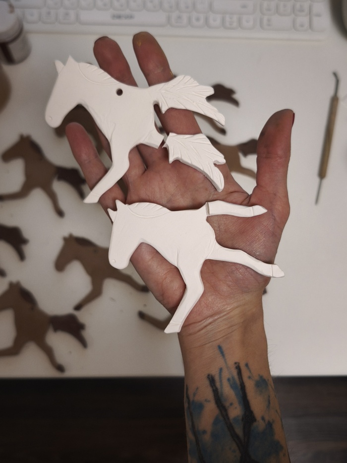 Не считала, сколько штук сломалось в процессе, но это нормально. Что-то уронил кот, что-то не выжило при перевозке, но они такие хрупкие только пока не готовы.