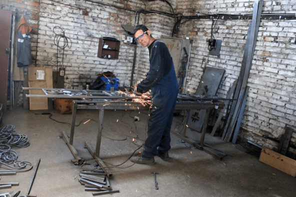 Производством занимался сварщик и швея, которая шила на дому.