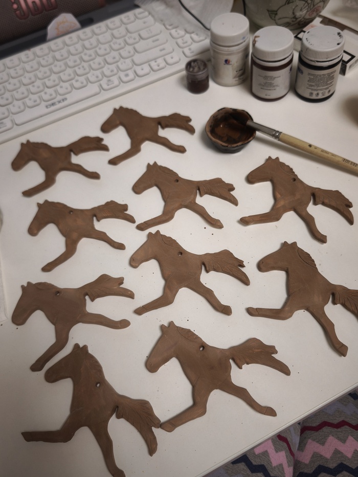 Крашу первым слоем подглазурной краски