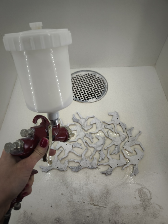 Теперь при помощи краскопульта наношу глазурь (это по сути стеклянная мука, разведённая в воде), которая после обжига станет прозрачной и блестящей 🪄