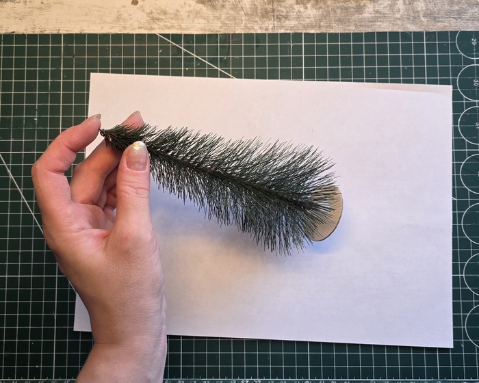 Приклеиваю на термоклей. Клея нужно нанести много, чтобы создать вес, который будет удерживать ёлку.