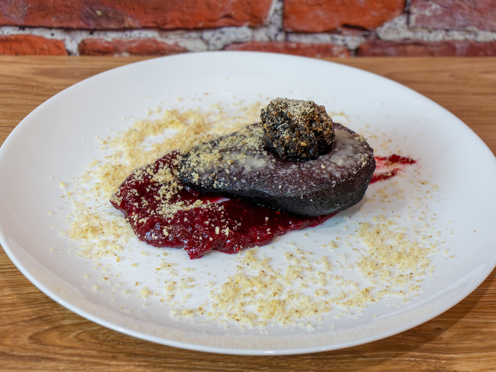 Абсурдная смесь несочетаемых продуктов, взрывающихся во рту феерией вкусов! Это груша в вине, но не классический вариант, а мой неадекватный авторский взгляд! Интересен рецепт? Пишите